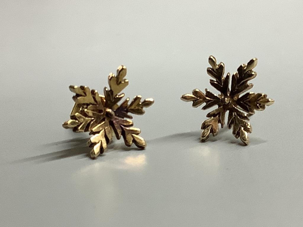 Five pairs of 9ct gold earrings, a 9ct gold tiepin and one other item, gross 9.5 grams.